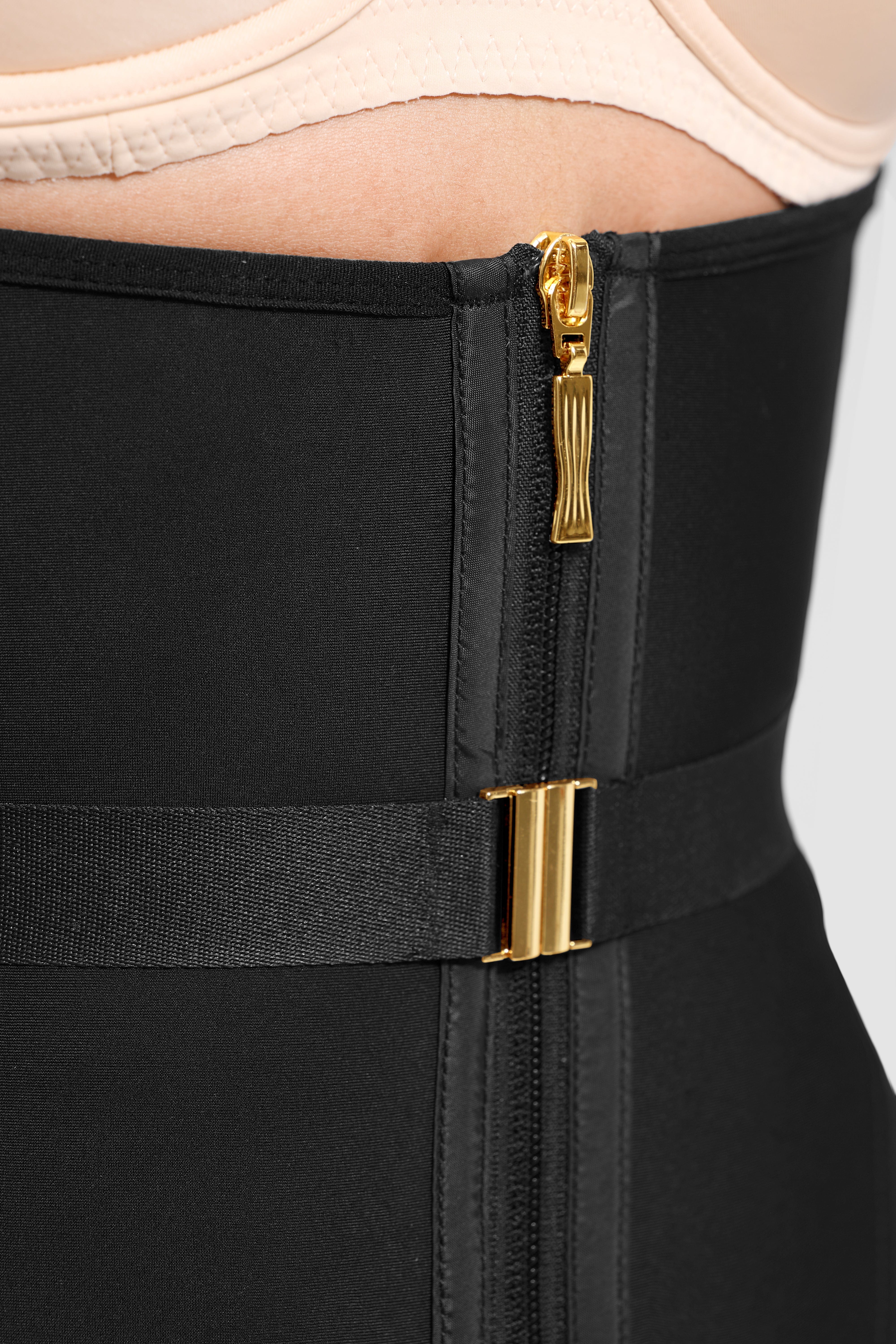 U-Shaped 10 Steel Bones Latex Waist Trainer with Fan Lacing and Front Buckle Adjustment